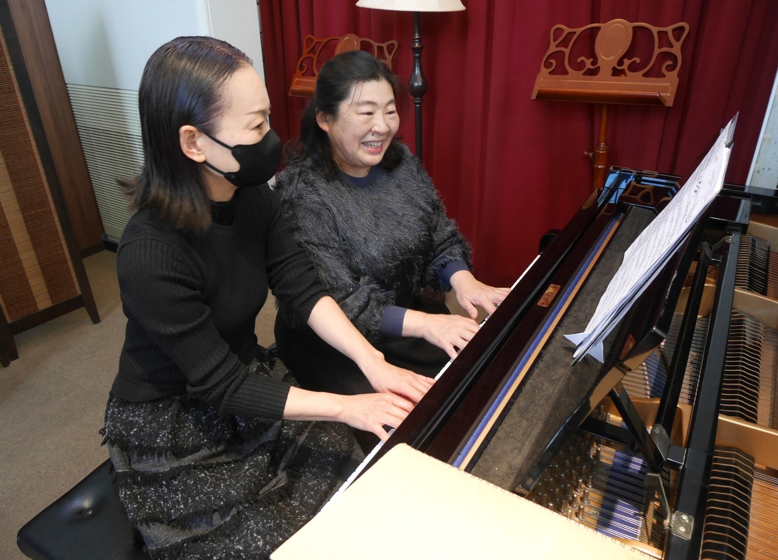 本番前にピアノへ向かう出演者