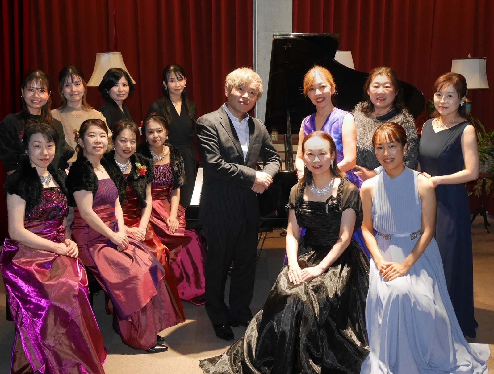出演者の真面目な集合写真