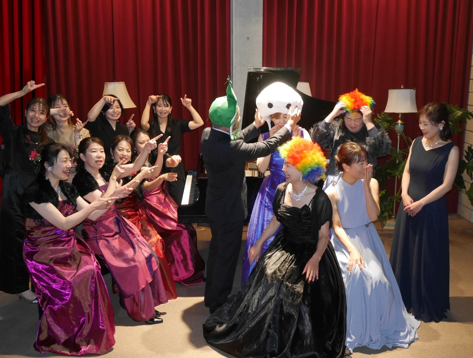 被り物を準備している出演者