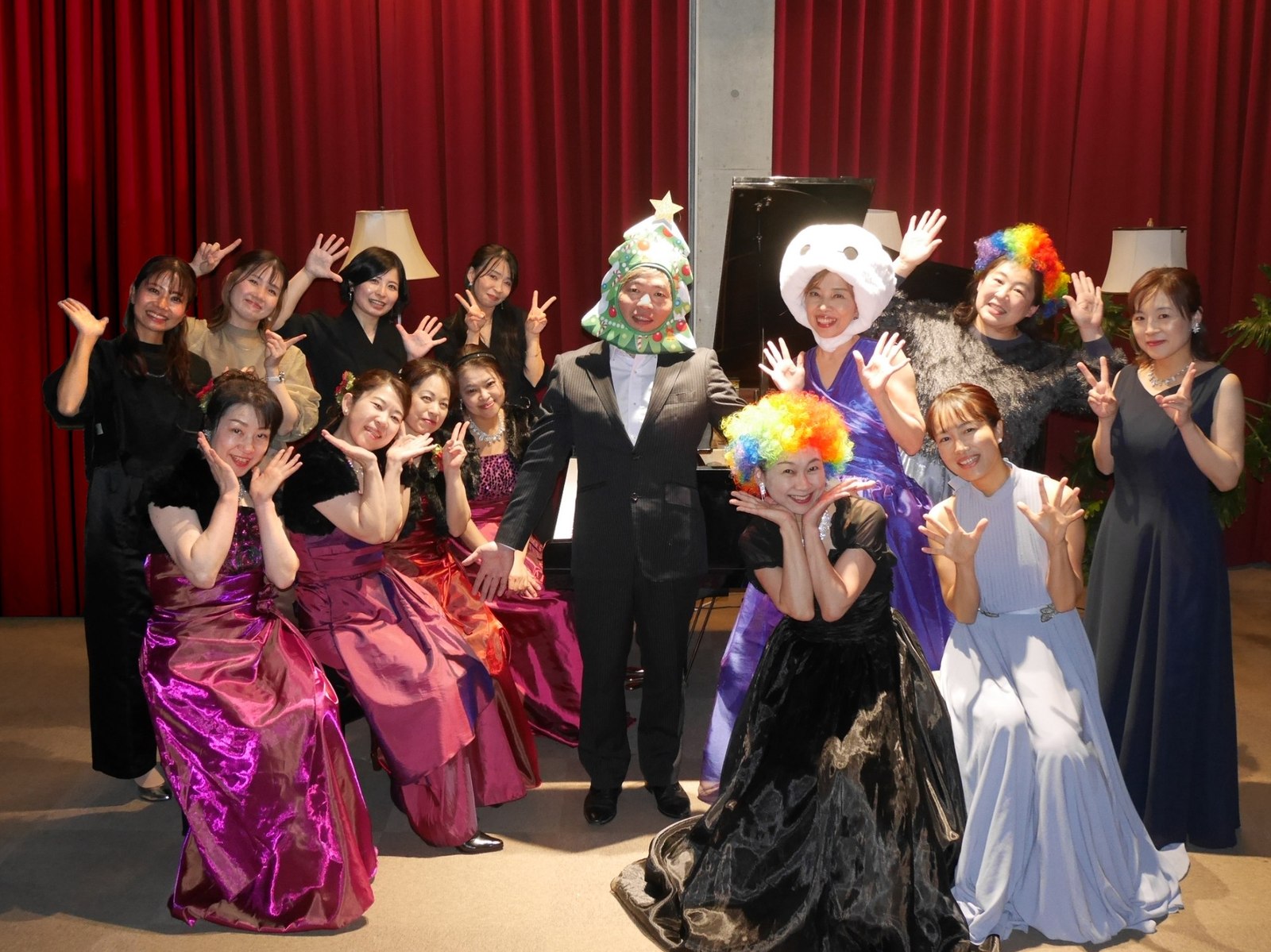 被り物をした出演者の集合写真