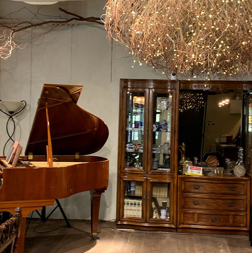 Salon de Munetsuguのグランドピアノと温かな照明