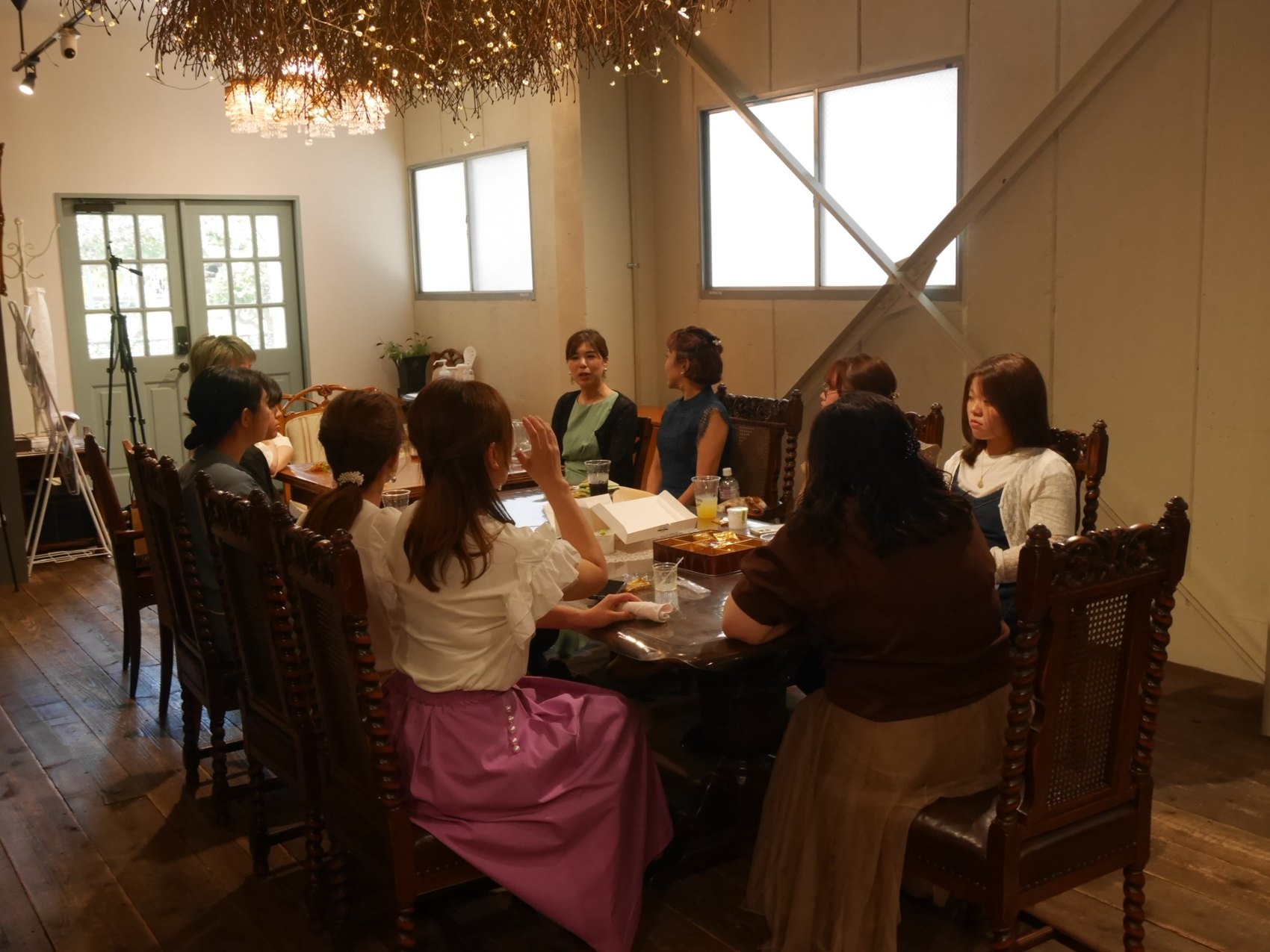 テーブルを囲んだお茶会の様子