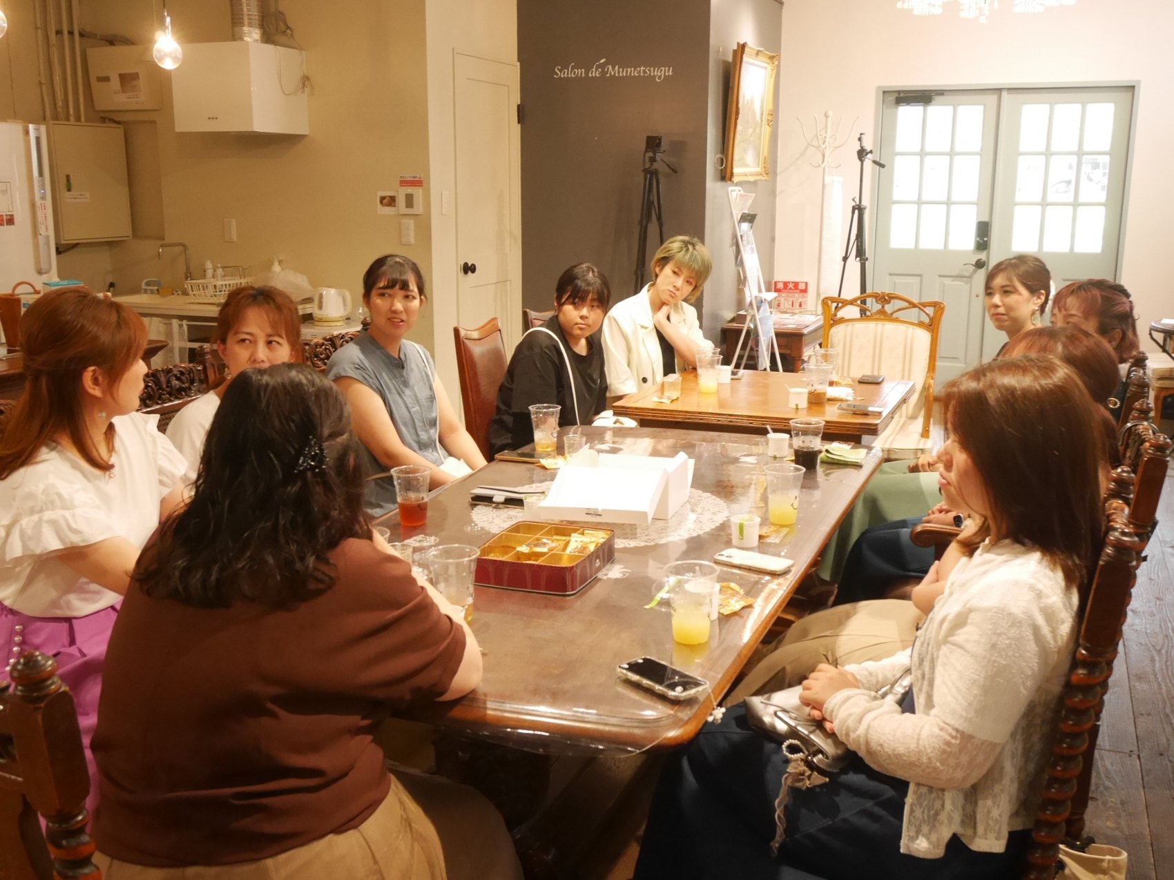 お茶会で交流する参加者の表情